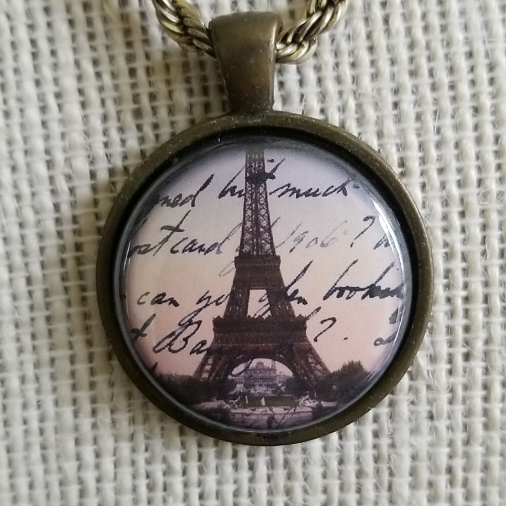 Eiffel Tower necklace - Picture 2 of 4